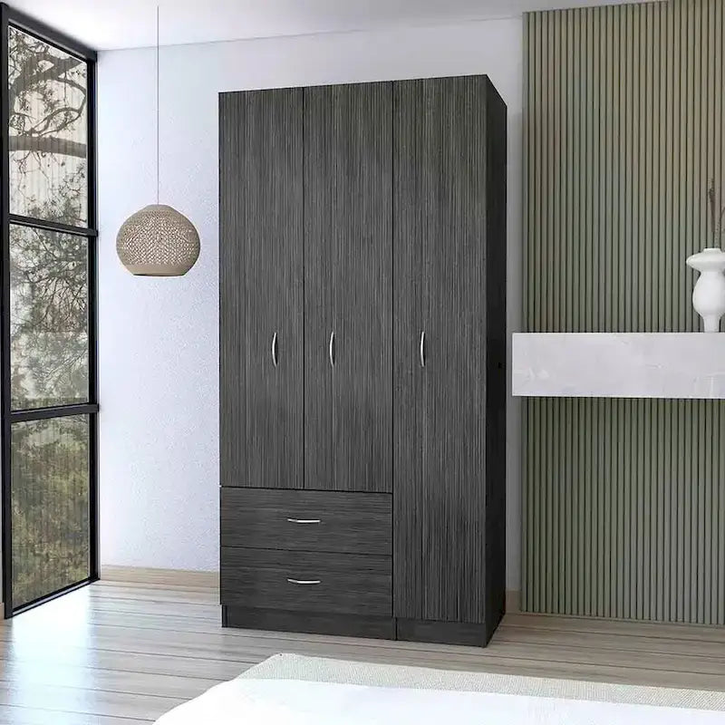 Armoire moderne à trois portes de 18,5 pouces avec tringle, quatre étagères intérieures et deux tiroirs inférieurs