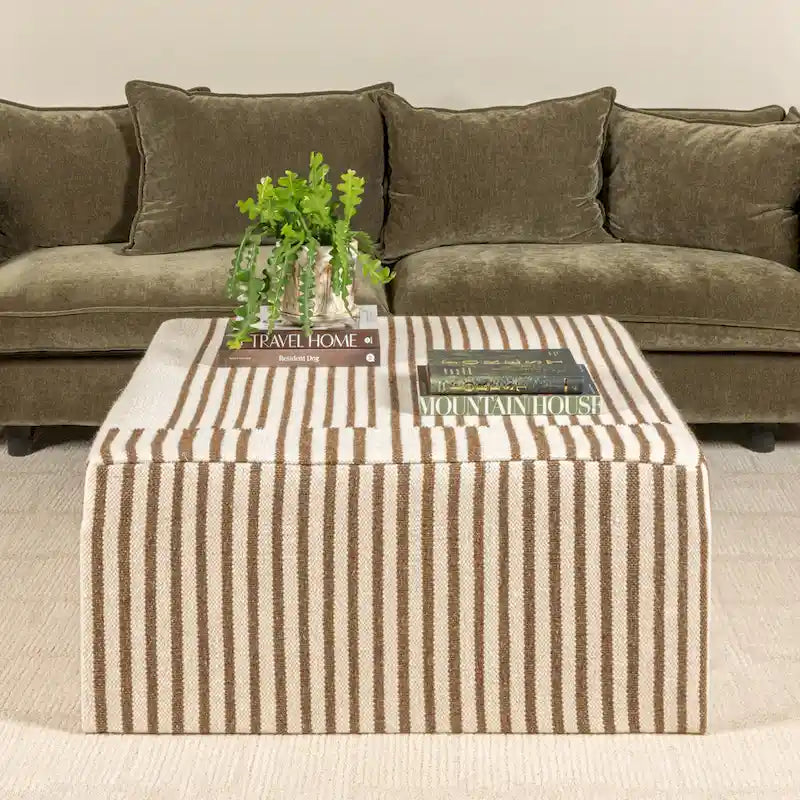 Pouf de table basse recouvert de kilim en laine